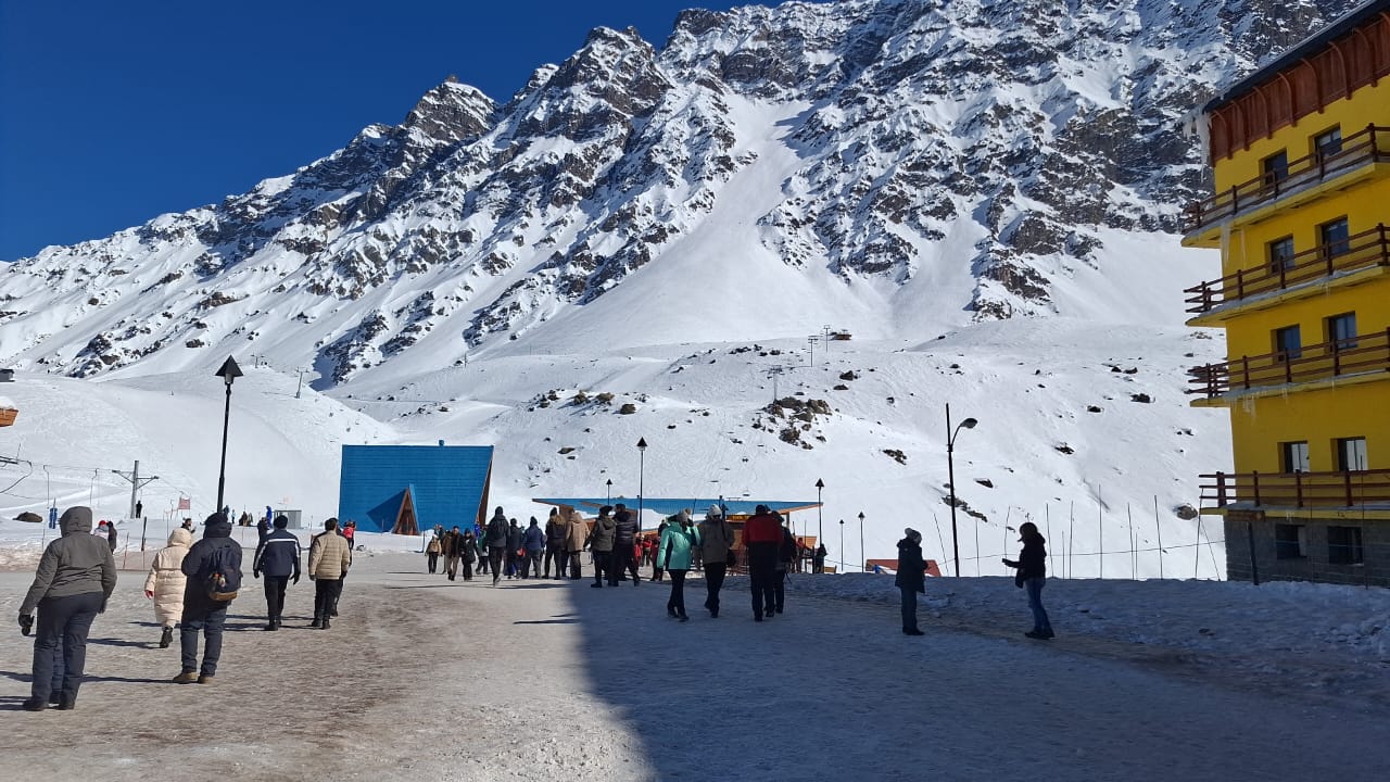 Paisaje nevado en ruta turística